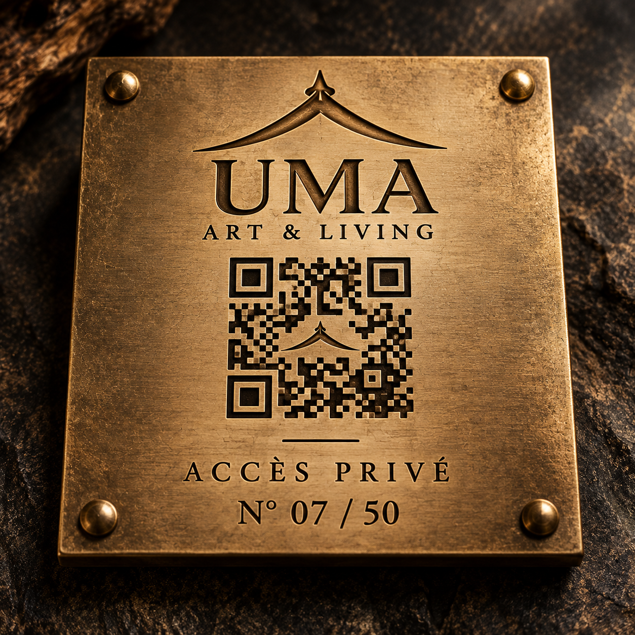 Plaque en bronze gravée UMA Art & Living avec QR Code